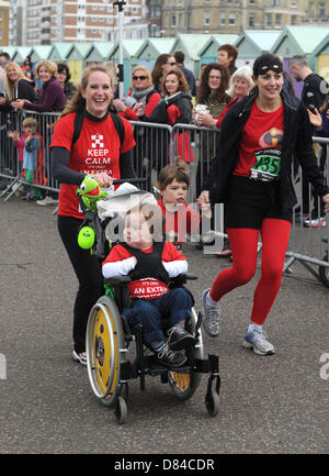 Hove, Sussex UK. 19. Mai 2013. Hunderte von Menschen, darunter Kinder nahmen Teil heute in der jährlichen Helden laufen in Hove in diesem Jahr Stockfoto
