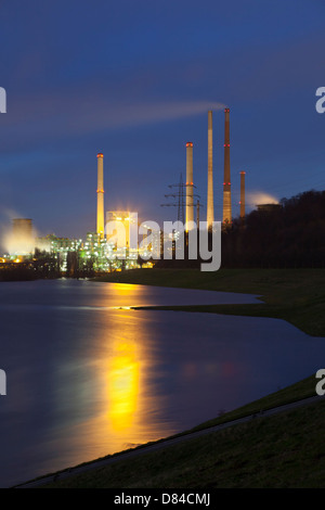 Eine Kokerei am Rhein bei Duisburg während der blauen Stunde in der Abenddämmerung. Stockfoto