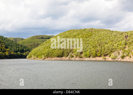 See-Rursee Klippe Seeufer mit bewölktem Himmel und Sonne im Sommer. Stockfoto