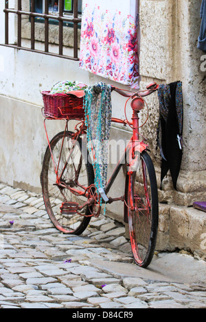 Alten Zyklus vor Geschäft in Obidos, Portugal Stockfoto