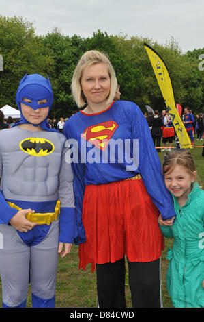 Regents Park, London, UK. 19. Mai 2013. Supermum und Batman bei der Charity Superhelden Spaß laufen im Regents Park. Super Hero Fun Run durch Regents Park, laufen Läufer verkleidet als Superhelden 5k und 10 k für eine Vielzahl von Wohltätigkeitsorganisationen. Bildnachweis: Matthew Chattle/Alamy Live-Nachrichten Stockfoto