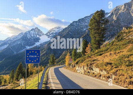 Landgrenze zwischen Österreich und Italien in den Alpen Stockfoto