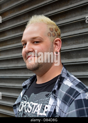 Mann mit Mohawk-Frisur und Leopard Färbung in seinen Haaren in Midtown Manhattan Stockfoto