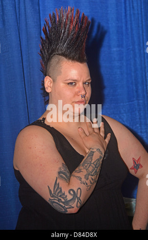 Eine Frau mit mehreren Tattoos und ein Mohawk auf der New York City Tattoo Convention in Manhattan. Stockfoto