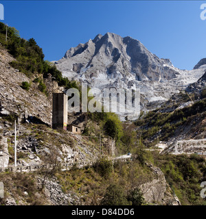 Marmor-Steinbruch und Bergblick - Quadrat zuschneiden Stockfoto