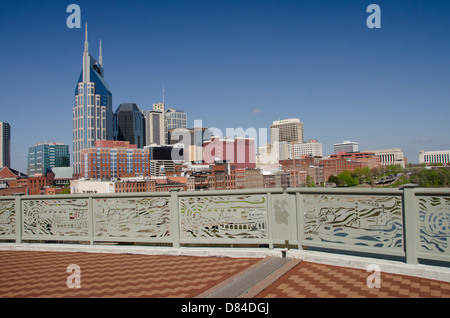 Nashville Tennessee. Innenstadt-Skyline-Blick von der Shelby Street Fußgängerbrücke über den Cumberland River. Stockfoto