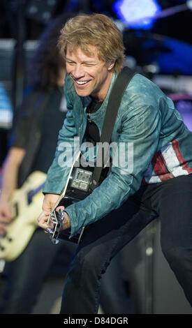 US-Sänger Jon Bon Jovi führt auf der Bühne im Olympiastadion in München, Deutschland, 18. Mai 2013. Bon Jovi Deutschland-Tour beginnt "weil wir es können" in München. Foto: Marc Müller Stockfoto