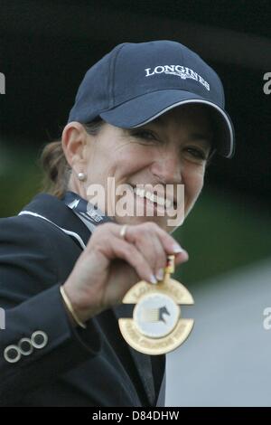 Wiesbaden, Deutschland. 18. Mai 2013. Laura Kraut aus den USA hält eine Goldmedaille auf ihrem Pferd "Chiara" während dem Pfingstwochenende Pferd Reiten Turnier in Wiesbaden, Deutschland, 18. Mai 2013.  Foto: Fredrik von Erichsen/Dpa/Alamy live-Nachrichten Stockfoto