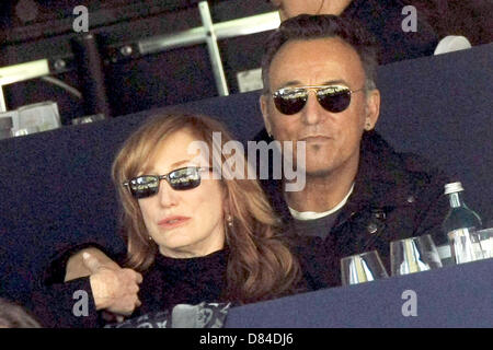 Wiesbaden, Deutschland. 18. Mai 2013. Musiker-Ehepaar Patti Scialfa und Bruce Springsteen beobachten das Pfingsten Pferd Reiten Turnier in Wiesbaden, Deutschland, 18. Mai 2013.  Foto: Fredrik von Erichsen/Dpa/Alamy live-Nachrichten Stockfoto