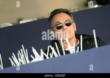 Wiesbaden, Deutschland. 18. Mai 2013. Musiker Bruce Springsteen beobachtet das Pfingsten Pferd Reiten Turnier in Wiesbaden, Deutschland, 18. Mai 2013. Foto: Fredrik von Erichsen/Dpa/Alamy live-Nachrichten Stockfoto