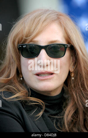 Wiesbaden, Deutschland. 18. Mai 2013. Musikerin Patti Scialfa beobachtet das Pfingsten Pferd Reiten Turnier in Wiesbaden, Deutschland, 18. Mai 2013. Foto: Fredrik von Erichsen/Dpa/Alamy live-Nachrichten Stockfoto