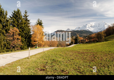 Französische Alpen Landschaft, Road ermöglicht das Auge leicht durchfließen die Zusammensetzung führt den Betrachter zu Schnee Mont Blanc, Frankreich Stockfoto