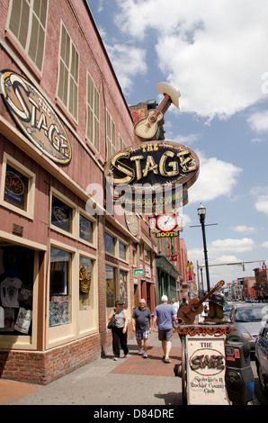 Nashville Tennessee. Typische Straßenszene am Broadway in der Innenstadt von Nashville, Heimat der Country-Musik. Die Bühne am Broadway Zeichen. Stockfoto