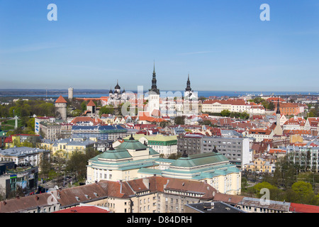 Blick auf Tallinn Altstadt von oben des Radisson Blu Hotels. Stockfoto