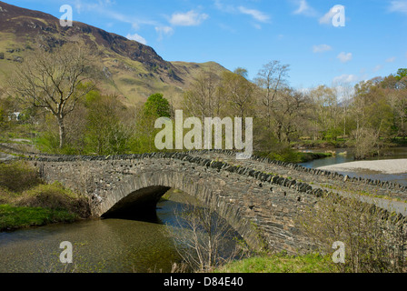 Alte Steinbrücke über den Fluss Derwent im Dorf Grange, Borrowdale, Borrowdale, Lake District, Cumbria, England UK Stockfoto