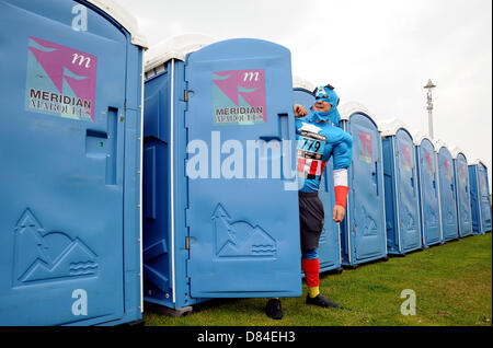 Hove Sussex UK entsteigt 19. Mai 2013 - Captain America ein mobiler Toiletten wie Hunderte von Menschen, darunter Kinder heute die jährlichen Helden laufen in diesem Jahr zugunsten der Pass es an Afrika teilgenommen. Die Rennen sind über 5k oder 10k an Hove Strandpromenade mit ein kürzeres für jüngere Kinder Fotografie von Simon Dack Stockfoto