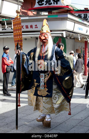 Tokio, Japan. 19. Mai 2013. Ein Mann trägt eine Maske der japanischen Langnasen-Goblin (Tengu) während die Sanja Matsuri im Bezirk Asakusa, 19. Mai 2013. Sanja Matsuri ist eines der drei großen Shinto-Festivals in Tokio und findet am dritten Wochenende im Mai im Asakusa-Tempel. (Foto von Rodrigo Reyes Marin/AFLO/Alamy Live-Nachrichten) Stockfoto