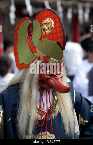 Tokio, Japan. 19. Mai 2013. Ein Mann trägt eine Maske der japanischen Langnasen-Goblin (Tengu) während die Sanja Matsuri im Bezirk Asakusa, 19. Mai 2013. Sanja Matsuri ist eines der drei großen Shinto-Festivals in Tokio und findet am dritten Wochenende im Mai im Asakusa-Tempel. (Foto von Rodrigo Reyes Marin/AFLO/Alamy Live-Nachrichten) Stockfoto