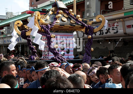 Tokio, Japan. 19. Mai 2013. Tausende von Menschen besuchen um zu sehen, mit tragbaren Shinto-Tempel (Mikoshi) während die Sanja Matsuri im Bezirk Asakusa, 19. Mai 2013. Sanja Matsuri ist eines der drei großen Shinto-Festivals in Tokio und findet am dritten Wochenende im Mai im Asakusa-Tempel. (Foto von Rodrigo Reyes Marin/AFLO/Alamy Live-Nachrichten) Stockfoto