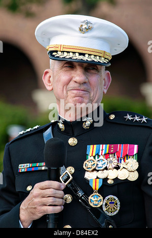 US Marine Corps Generalleutnant George Flynn, ehemaliger Direktor für gemeinsame Kraftentwicklung, lächelt und liefert Hinweise an das Publikum während seiner Abschiedsfeier 9. Mai 2013 in Marine Barracks Washington, DC. Stockfoto