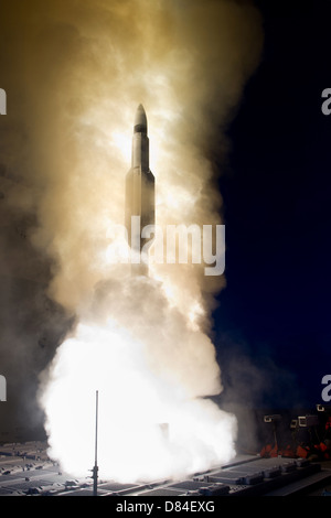 Der US-Marine geführte Flugkörper Kreuzer USS Lake Erie feuert ein A Standard Missile-3 Block 1 b Interceptor während einer Missile Defense Agency und Navy Test 15. Mai 2013 in den Pazifischen Ozean. Die SM-3-Block 1 b abgefangen erfolgreich eine Ziel-Raketen, die vom Pacific Missile Range Facility in Barking Sands auf Kauai, Hawaii ins Leben gerufen hatte. Stockfoto