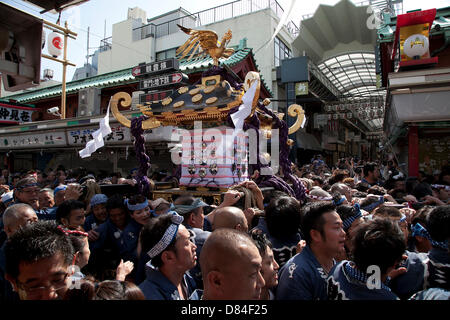 Tokio, Japan. 19. Mai 2013. Tausende von Menschen besuchen um zu sehen, mit tragbaren Shinto-Tempel (Mikoshi) während die Sanja Matsuri im Bezirk Asakusa, 19. Mai 2013. Sanja Matsuri ist eines der drei großen Shinto-Festivals in Tokio und findet am dritten Wochenende im Mai im Asakusa-Tempel. (Foto von Rodrigo Reyes Marin/AFLO/Alamy Live-Nachrichten) Stockfoto