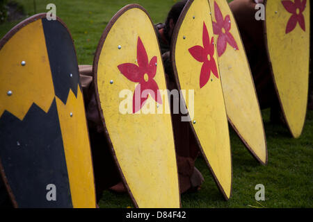 Beeston Castle, Cheshire, Großbritannien, 3. August 2014. Helmetrische bewaffnete Re-Enactors mit Schilden, beim Medieval Knights Tournament and Melee, einem Foot Soldier Combat Event. Historia Normannis, eine frühmittelalterlichen Kampfreenactment-Gruppe aus dem 12. Jahrhundert, erklärt die alte Kultur und Bräuche und stellt Ketten- und adrenalinbetriebene Reenactor Teams hochqualifizierter Ritter zur Verfügung, um mit Schwert-, Schild- und Vereinswaffen frontal zu kämpfen - eine Veranstaltung auf der English Heritage Site. Stockfoto