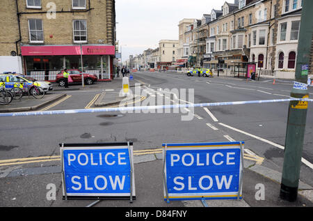 Hove Sussex UK 19. Mai 2013 - Polizei am Tatort eines Mordes, wo ein Mann tot an der Kreuzung der Church Road und Selbourne Straße in Hove am Abend zuvor erschossen wurde. Das Opfer wurde angenommen, 31 Jahre alt und kam aus Kent Foto von Ed Simons/Alamy Live News Stockfoto