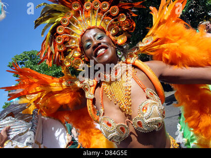 Samba-Tänzer nimmt Teil am Karneval der Kulturen der Welt in Berlin, Deutschland, 19. Mai 2013. FOTO: WOLFGANG KUMM Stockfoto