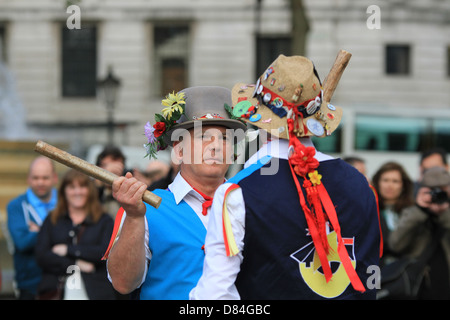 East Suffolk Morris Dancers Westminster Morris Männer Tag der Tanz 2013 auf dem Trafalgar Square in London Stockfoto