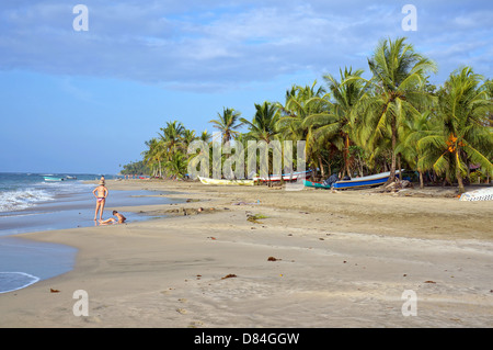 Tropischer Strand mit Fischerbooten unter Kokospalmen, Manzanillo, Costa Rica, Karibik Stockfoto