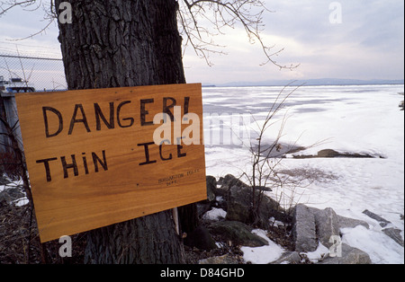 Eine handgemachte hölzerne Polizei Zeichen gibt eine Gefahr! Warnung an die Bewohner und Besucher zu bleiben off das dünne Eis des Lake Champlain in Burlington, Vermont, USA Stockfoto