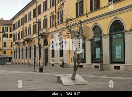 Skulptur (Icarus) in Piazza Gramsci Quadrat, Novara, Piemont, Italien Stockfoto