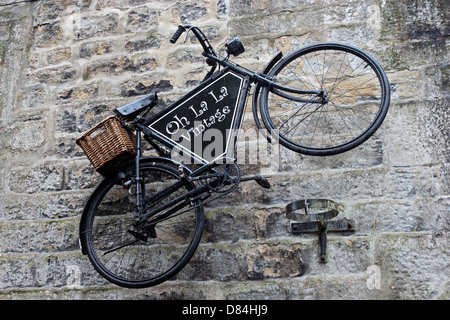 Haworth 40er Wochenende Vintage Fahrrad hing Steinmauer Oh La La-Shop Stockfoto