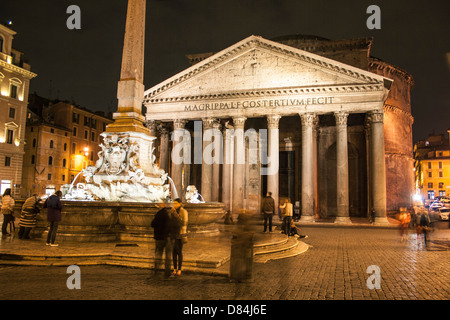 Das Pantheon und die Piazza della Rotonda in der Nacht, Rom, Italien Stockfoto