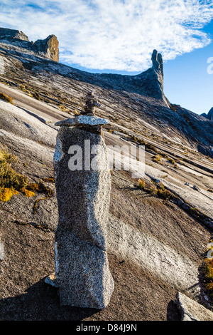 Balancing Rock Skulptur auf dem steilen Granit Hänge des Mount Kinabalu mit des Esels Ohren Gipfel am Horizont Sabah Borneo Stockfoto