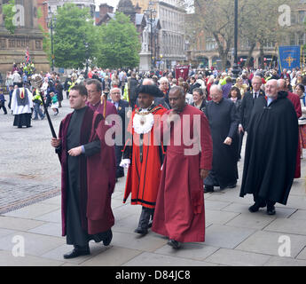 Manchester, UK. 19. Mai 2012. Senior Kirchenführer und der Oberbürgermeister die Prozession der Gläubigen aus Kirchen in Manchester und Salford nach einem kurzen Gottesdienst Gebete außerhalb der Manchester Town Hall führen, ist der jährliche Whit Walk am Pfingstsonntag dieses Jahres nach vielen Jahren am Pfingstmontag Montag statt. Manchester, UK. Bildnachweis: John Fryer/Alamy Live-Nachrichten Stockfoto