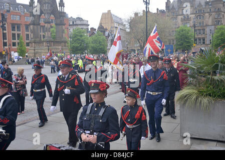 Manchester, UK. 19. Mai 2012. Die Band führt die Prozession der Gläubigen aus Kirchen in Manchester und Salford nach einem kurzen Gottesdienst Gebete außerhalb der Manchester Town Hall, ist der jährliche Whit Walk am Pfingstsonntag dieses Jahres nach vielen Jahren am Pfingstmontag Montag statt. Manchester, UK. Bildnachweis: John Fryer/Alamy Live-Nachrichten Stockfoto