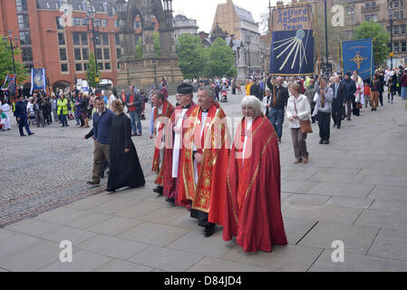 Manchester, UK. 19. Mai 2012. Die Prozession der Gemeindemitglieder aus Kirchen in Manchester und Salford verlassen nach einem kurzen Gottesdienst Gebete Albert Square. Der jährliche Whit Walk findet am Pfingstsonntag dieses Jahres nach vielen Jahren am Pfingstmontag Montag statt. Manchester, UK. Bildnachweis: John Fryer/Alamy Live-Nachrichten Stockfoto