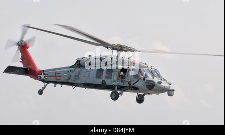 Persischen Golf, 30. Oktober 2011 - A SH-60 Hubschrauber fährt das Deck der USS George H.W. Bush. Stockfoto