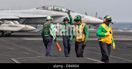 Persischen Golf, 30. Oktober 2011 - eine EA - 18 G Growler orientiert sich ins Katapult an Bord USS George H.W. Bush. Stockfoto