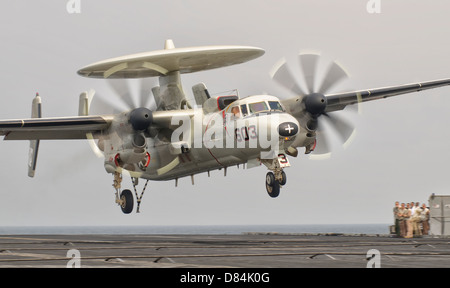 Persischen Golf, 30. Oktober 2011 - ein E - 2 C Hawkeye Landung auf dem Flugdeck der USS George H.W. Bush. Stockfoto