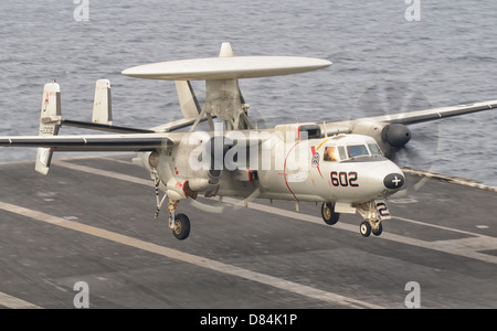 Persischen Golf, 30. Oktober 2011 - ein E - 2 C Hawkeye Falle landen auf dem Flugdeck der USS George H.W. Bush. Stockfoto