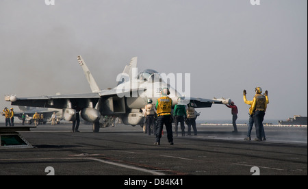 Persischen Golf, 30. Oktober 2011 - eine EA - 18 G Growler orientiert sich ins Katapult an Bord USS George H.W. Bush. Stockfoto