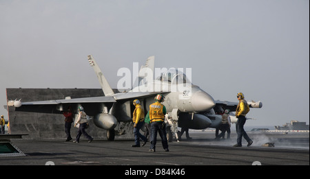 Persischen Golf, 30. Oktober 2011 - eine EA - 18 G Growler orientiert sich ins Katapult an Bord USS George H.W. Bush. Stockfoto