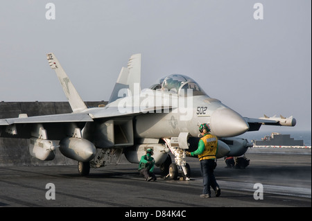 Persischen Golf, 30. Oktober 2011 - eine EA - 18 G Growler orientiert sich ins Katapult an Bord USS George H.W. Bush. Stockfoto