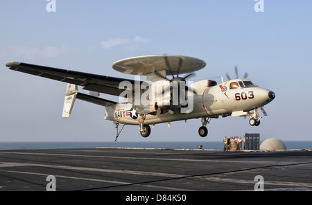 Persischen Golf, 30. Oktober 2011 - ein E - 2 C Hawkeye Landung auf dem Flugdeck der USS George H.W. Bush. Stockfoto