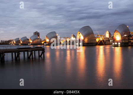 Langzeitbelichtung in der Abenddämmerung von der Thames Barrier in Woolwich London Stockfoto