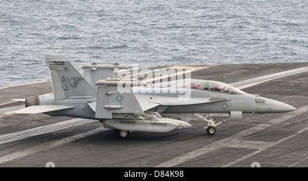 Persischen Golf, 30. Oktober 2011 - eine EA - 18 G Growler wechselt zum Parken an Bord USS George H.W. Bush. Stockfoto