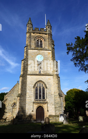 Westturm im senkrechten Stil mit diagonalen (oder französischen) Strebepfeilern an Ecken, St Mary's Church, Chiddingstone, Kent, England Stockfoto